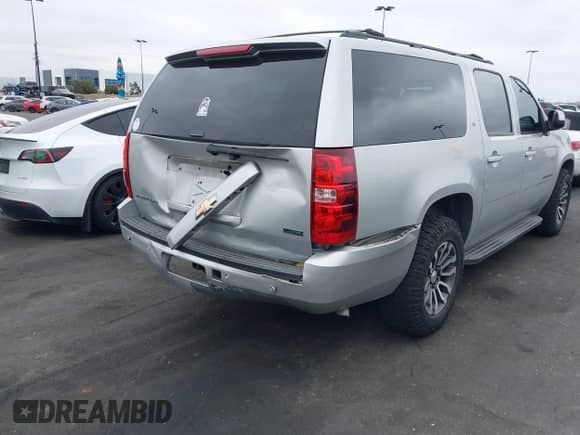 2010 Chevrolet Suburban LT z VIN 1GNUCJE03AR238548, wystawiony jako IAAI lot #42104596 z przebiegiem 153 959 mil mil oraz . Historia ofert i sprzedaży dostępna na DreamBid. Obrazek 6.