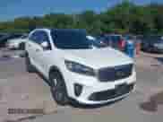 2019 Kia Sorento EX z VIN 5XYPH4A53KG446262, wystawiony jako IAAI lot #43116502 z przebiegiem 104 298 mil mil oraz . Historia ofert i sprzedaży dostępna na DreamBid. Obrazek 1.