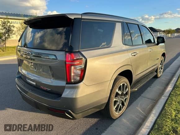 2021 Chevrolet Tahoe RST z VIN 1GNSKRKD9MR336603, wystawiony jako Copart lot #89450095 z przebiegiem 52 824 mil mil oraz Czysty tytuł • Clean title. Historia ofert i sprzedaży dostępna na DreamBid. Obrazek 4.