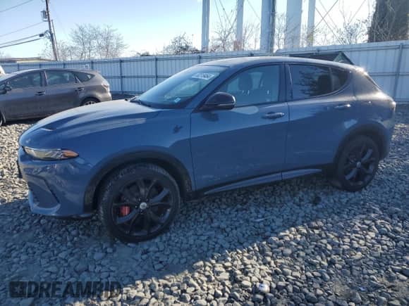 2024 Dodge Hornet R/T z VIN ZACPDFCW3R3A13488, wystawiony jako Copart lot #83318464 z przebiegiem 3 689 mil mil oraz Szkoda całkowita • Salvage title. Historia ofert i sprzedaży dostępna na DreamBid. Obrazek 1.