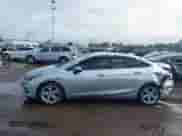 2017 Chevrolet Cruze Premier z VIN 1G1BF5SM0H7263153, wystawiony jako IAAI lot #42981559 z przebiegiem 165 451 mil mil oraz . Historia ofert i sprzedaży dostępna na DreamBid. Obrazek 14.
