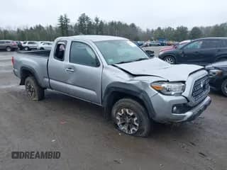 2018 Toyota Tacoma SR5 z VIN 5TFSZ5AN4JX156296, wystawiony jako IAAI lot #41911608 z przebiegiem 105 340 mil mil oraz . Historia ofert i sprzedaży dostępna na DreamBid. Obrazek 1.