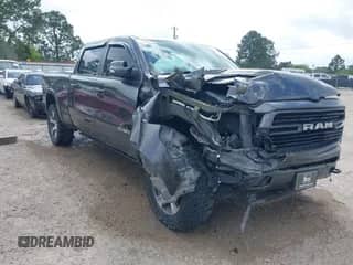 2020 Ram 1500 Laramie z VIN 1C6SRFRT5LN131230, wystawiony jako IAAI lot #41956676 z przebiegiem 92 770 mil mil oraz . Historia ofert i sprzedaży dostępna na DreamBid. Obrazek 1.