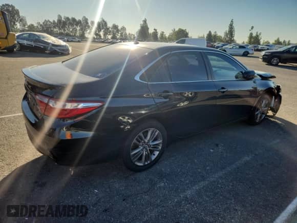 2017 Toyota Camry SE z VIN 4T1BF1FK4HU336322, wystawiony jako Copart lot #82513315 z przebiegiem 122 030 mil mil oraz Czysty tytuł • Clean title. Historia ofert i sprzedaży dostępna na DreamBid. Obrazek 3.