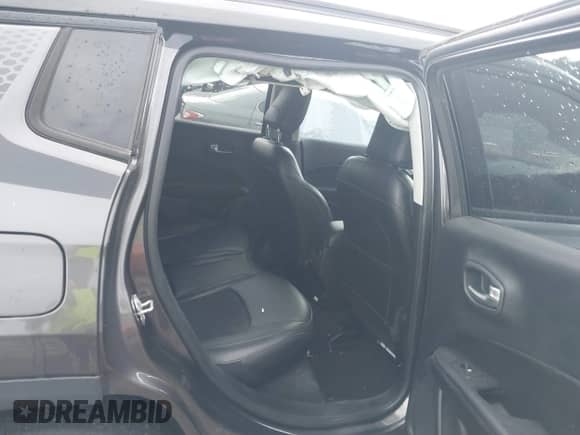 2019 Jeep Compass Altitude z VIN 3C4NJCBB8KT617753, wystawiony jako IAAI lot #42552275 z przebiegiem 63 298 mil mil oraz . Historia ofert i sprzedaży dostępna na DreamBid. Obrazek 8.