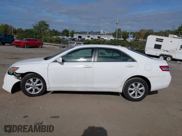 2010 Toyota Camry LE z VIN 4T4BF3EK3AR082496, wystawiony jako IAAI lot #43354048 z przebiegiem 144 942 mil mil oraz . Historia ofert i sprzedaży dostępna na DreamBid. Obrazek 13.