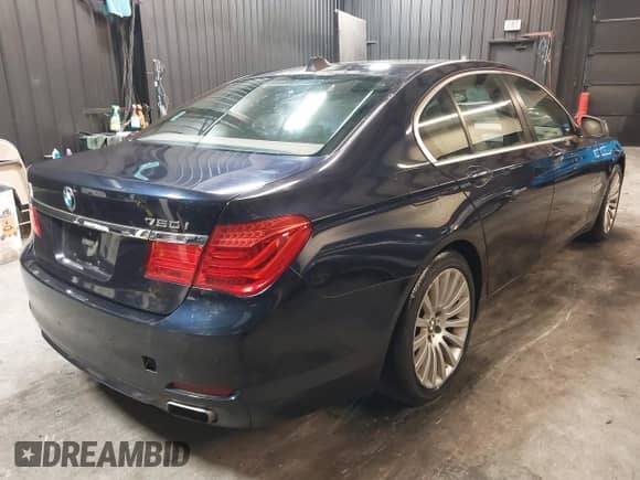 2012 BMW 7 Series 750i xDrive z VIN WBAKC6C58CC397015, wystawiony jako IAAI lot #41283796 z przebiegiem 100 544 mil mil oraz . Historia ofert i sprzedaży dostępna na DreamBid. Obrazek 4.