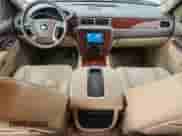 2011 Chevrolet Tahoe LTZ z VIN 1GNSCCE06BR375925, wystawiony jako Copart lot #85565375 z przebiegiem 118 730 mil mil oraz Czysty tytuł • Clean title. Historia ofert i sprzedaży dostępna na DreamBid. Obrazek 8.