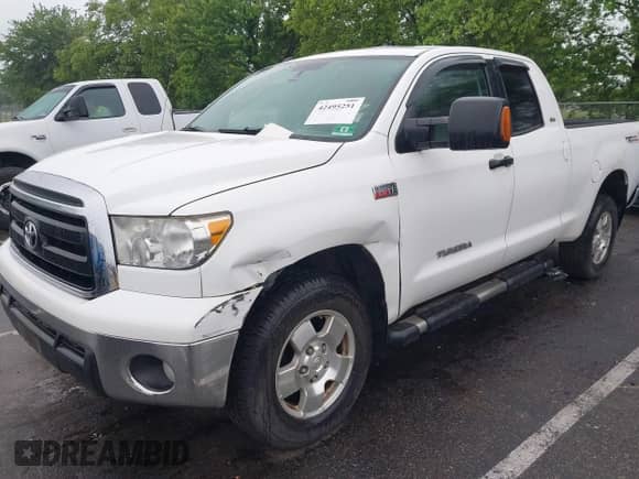 2011 Toyota Tundra с VIN 5TFUY5F18BX180586, выставлен на аукционе IAAI как лот 42495251 с пробегом 102 463 миль миль и . История ставок и продаж доступна на DreamBid. Изображение 17.