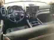 2019 Ram 1500 Laramie z VIN 1C6SRFDT0KN843232, wystawiony jako Copart lot #61789955 z przebiegiem 98 301 mil mil oraz Szkoda całkowita • Salvage title. Historia ofert i sprzedaży dostępna na DreamBid. Obrazek 8.