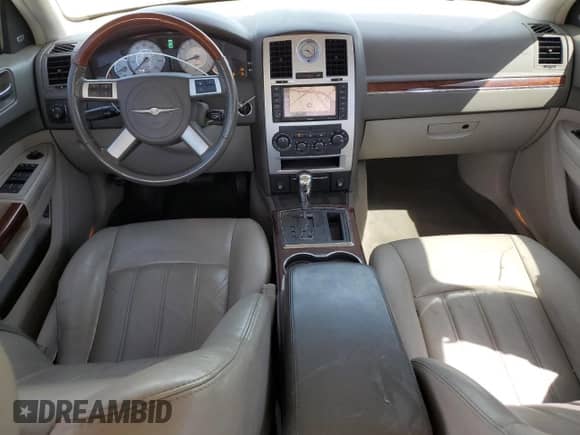 2010 Chrysler 300 C Hemi с VIN 2C3CA6CT2AH329710, выставлен на аукционе Copart как лот 61106635 с пробегом 135 160 миль миль и Списание • Salvage title. История ставок и продаж доступна на DreamBid. Изображение 8.