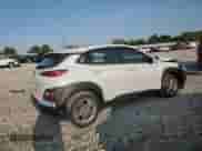 2021 Hyundai Kona SE z VIN KM8K12AA6MU602727, wystawiony jako Copart lot #71481895 z przebiegiem 79 618 mil mil oraz Nie do naprawy • Non repairable. Historia ofert i sprzedaży dostępna na DreamBid. Obrazek 3.