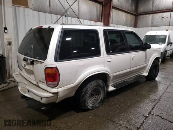 2001 Ford Explorer with VIN 1FMDU85P81ZA00346, listed as a Copart auction lot 45863385 with 212,494 mi miles and Non repairable. Bid and sale history available at DreamBid. Image 3.