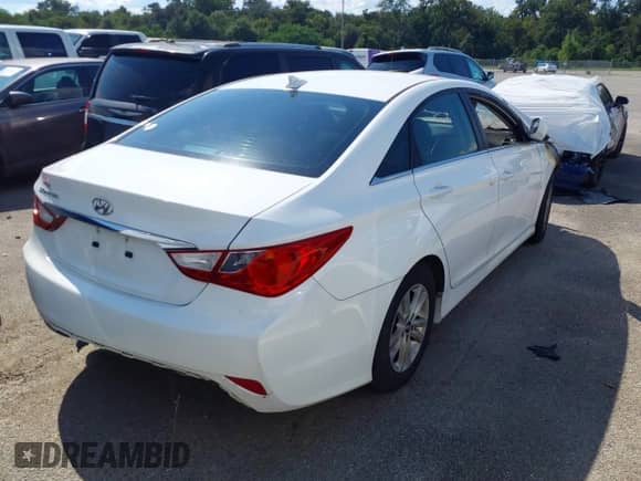 2014 Hyundai Sonata GLS z VIN 5NPEB4AC4EH877343, wystawiony jako IAAI lot #43324912 z przebiegiem Nie podano mil oraz . Historia ofert i sprzedaży dostępna na DreamBid. Obrazek 4.