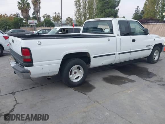 1999 Dodge 1500 z VIN 3B7HC13YOXG238535, wystawiony jako IAAI lot #43534934 z przebiegiem 283 440 mil mil oraz . Historia ofert i sprzedaży dostępna na DreamBid. Obrazek 4.