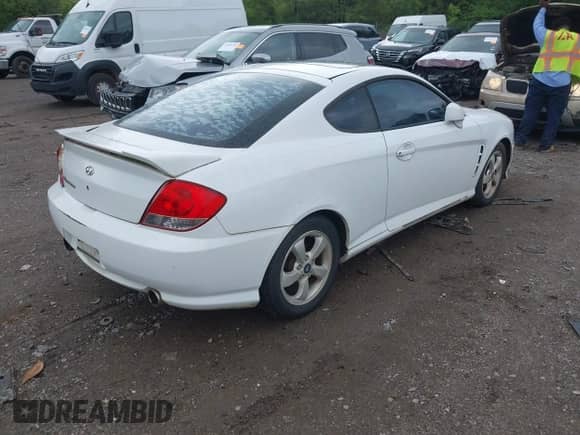 2006 Hyundai Tiburon GS with VIN KMHHM65D96U229831, listed as a IAAI auction lot 42093469 with 277,108 mi miles and . Bid and sale history available at DreamBid. Image 4.