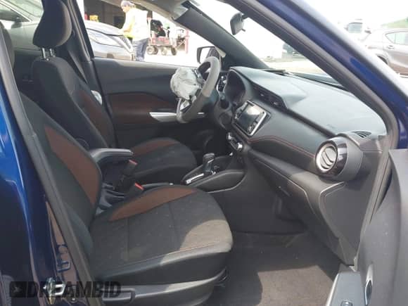 2020 Nissan Kicks SR z VIN 3N1CP5DV5LL570050, wystawiony jako IAAI lot #42980447 z przebiegiem 52 295 mil mil oraz . Historia ofert i sprzedaży dostępna na DreamBid. Obrazek 5.