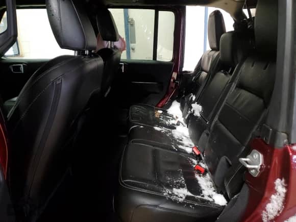 2021 Jeep Wrangler Unlimited Sahara с VIN 1C4HJXENXMW608575, выставлен на аукционе Copart как лот 87757605 с пробегом 15 865 миль миль и Списание • Salvage title. История ставок и продаж доступна на DreamBid. Изображение 11.