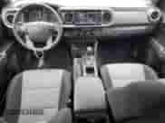 2023 Toyota Tacoma SR5 z VIN 3TYDZ5BN6PT037126, wystawiony jako Copart lot #71999225 z przebiegiem 53 573 mil mil oraz Szkoda całkowita • Salvage title. Historia ofert i sprzedaży dostępna na DreamBid. Obrazek 8.