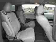 2025 Toyota Sienna XLE z VIN 5TDJSKFC4SS165299, wystawiony jako Copart lot #82189675 z przebiegiem 29 765 mil mil oraz Szkoda całkowita • Salvage title. Historia ofert i sprzedaży dostępna na DreamBid. Obrazek 11.