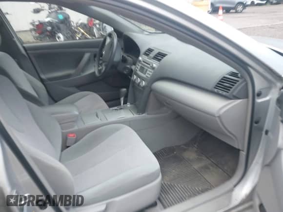 2011 Toyota Camry LE z VIN 4T4BF3EK6BR179967, wystawiony jako IAAI lot #43493849 z przebiegiem 76 824 mil mil oraz . Historia ofert i sprzedaży dostępna na DreamBid. Obrazek 5.