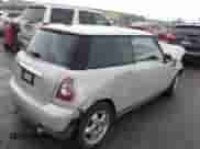 2012 MINI Hardtop z VIN WMWSU3C56CT539812, wystawiony jako IAAI lot #43268307 z przebiegiem 108 198 mil mil oraz . Historia ofert i sprzedaży dostępna na DreamBid. Obrazek 4.
