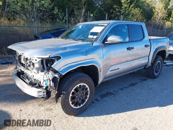 2025 Toyota Tacoma SR z VIN 3TMLB5JN9SM119566, wystawiony jako IAAI lot #43569506 z przebiegiem 12 312 mil mil oraz . Historia ofert i sprzedaży dostępna na DreamBid. Obrazek 2.