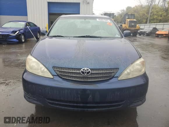 2002 Toyota Camry LE z VIN 4T1BE32K32U593886, wystawiony jako Copart lot #85887695 z przebiegiem 377 843 mil mil oraz Szkoda całkowita • Salvage title. Historia ofert i sprzedaży dostępna na DreamBid. Obrazek 5.
