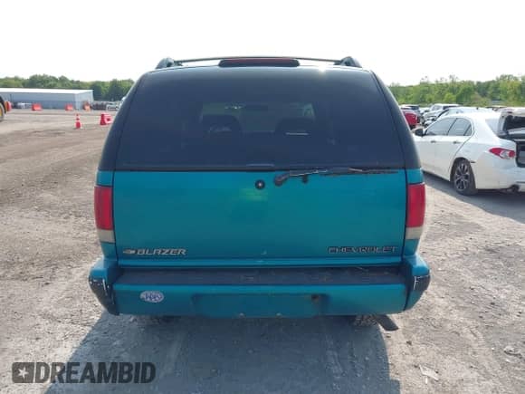 1996 Chevrolet Blazer z VIN 1GNDT13W6T2117371, wystawiony jako IAAI lot #42400587 z przebiegiem 123 603 mil mil oraz . Historia ofert i sprzedaży dostępna na DreamBid. Obrazek 16.