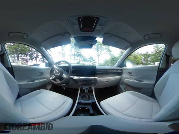 2025 Hyundai Kona SEL с VIN KM8HBCAB0SU271856, выставлен на аукционе IAAI как лот 42797939 с пробегом 3 518 миль миль и . История ставок и продаж доступна на DreamBid. Изображение 18.