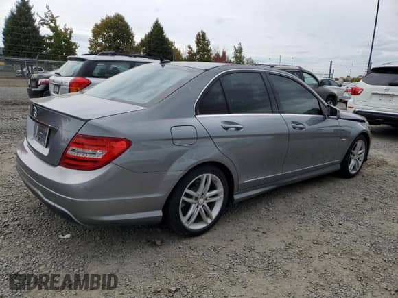 2012 Mercedes-Benz C 250 Sport z VIN WDDGF4HB7CA619337, wystawiony jako Copart lot #86143685 z przebiegiem 107 930 mil mil oraz Szkoda całkowita • Salvage title. Historia ofert i sprzedaży dostępna na DreamBid. Obrazek 3.