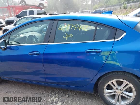 2018 Chevrolet Cruze LT z VIN 3G1BE6SM6JS588387, wystawiony jako IAAI lot #42875402 z przebiegiem 117 993 mil mil oraz . Historia ofert i sprzedaży dostępna na DreamBid. Obrazek 14.