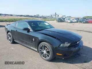 2012 Ford Mustang V6 z VIN 1ZVBP8AM6C5256362, wystawiony jako IAAI lot #43161283 z przebiegiem 230 542 mil mil oraz . Historia ofert i sprzedaży dostępna na DreamBid. Obrazek 1.