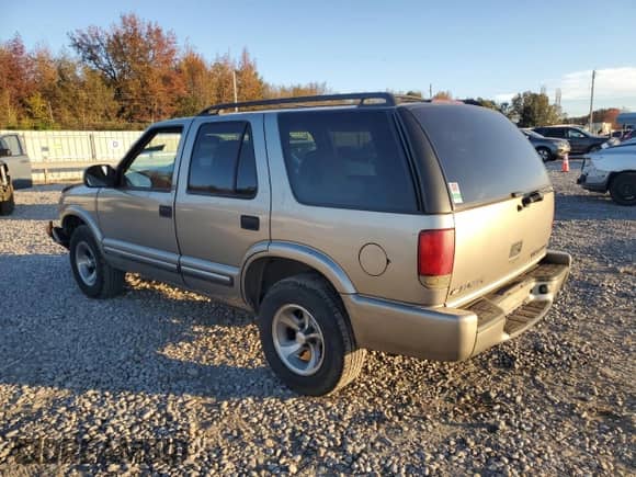2000 Chevrolet Blazer LT with VIN 1GNCS13W9Y2145607, listed as a Copart auction lot 82137674 with 96,686 mi miles and Salvage title. Bid and sale history available at DreamBid. Image 2.