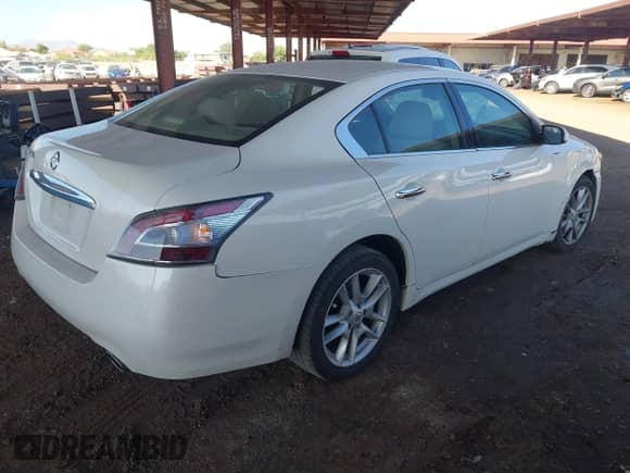 2013 Nissan Maxima SV z VIN 1N4AA5AP2DC818284, wystawiony jako IAAI lot #43348708 z przebiegiem 157 605 mil mil oraz . Historia ofert i sprzedaży dostępna na DreamBid. Obrazek 4.