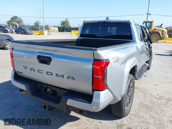 2024 Toyota Tacoma SR5 z VIN 3TMLB5JN5RM039515, wystawiony jako IAAI lot #42416031 z przebiegiem 10 900 mil mil oraz . Historia ofert i sprzedaży dostępna na DreamBid. Obrazek 4.