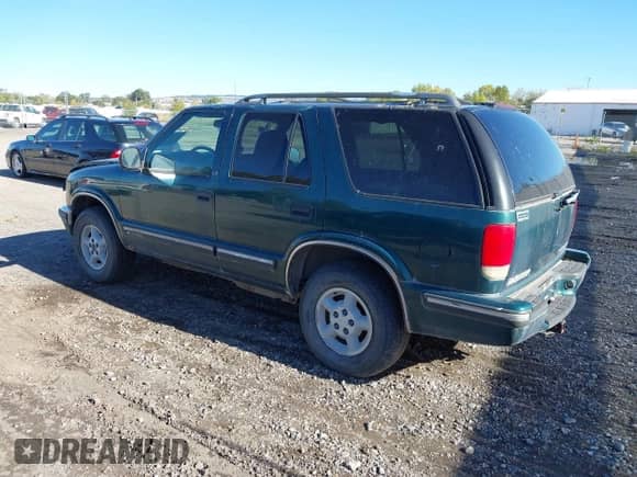 1998 Chevrolet Blazer z VIN 1GNDT13W2WK175224, wystawiony jako IAAI lot #43369140 z przebiegiem 207 664 mil mil oraz . Historia ofert i sprzedaży dostępna na DreamBid. Obrazek 3.