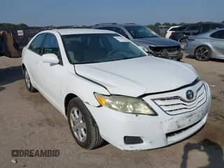 2011 Toyota Camry LE z VIN 4T1BF3EK4BU631702, wystawiony jako IAAI lot #43274140 z przebiegiem 228 236 mil mil oraz . Historia ofert i sprzedaży dostępna na DreamBid. Obrazek 1.