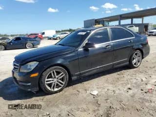 2014 Mercedes-Benz C 250 Sport с VIN WDDGF4HB2EA961524, выставлен на аукционе Copart как лот 82426435 с пробегом 163 072 миль миль и Чистый • Clean title. История ставок и продаж доступна на DreamBid. Изображение 1.