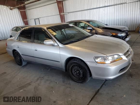 1998 Honda Accord LX z VIN 1HGCG5645WA153610, wystawiony jako Copart lot #71256675 z przebiegiem 215 832 mil mil oraz Szkoda całkowita • Salvage title. Historia ofert i sprzedaży dostępna na DreamBid. Obrazek 4.