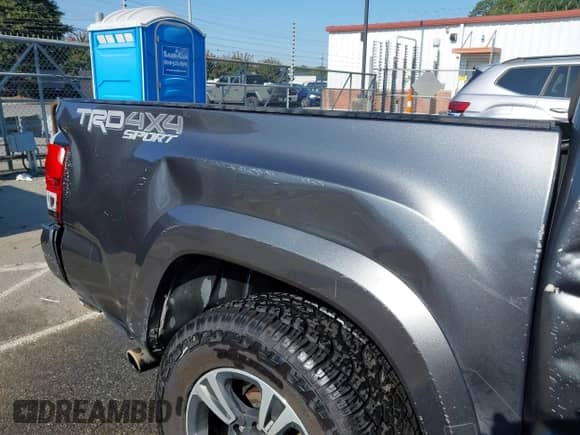 2019 Toyota Tacoma SR5 z VIN 3TMCZ5AN2KM231203, wystawiony jako IAAI lot #43203975 z przebiegiem 61 168 mil mil oraz . Historia ofert i sprzedaży dostępna na DreamBid. Obrazek 14.