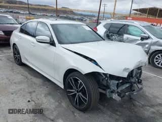 2021 BMW 3 Series 330e xDrive z VIN WBA5P9C00MFK93416, wystawiony jako IAAI lot #41525725 z przebiegiem 24 831 mil mil oraz . Historia ofert i sprzedaży dostępna na DreamBid. Obrazek 1.