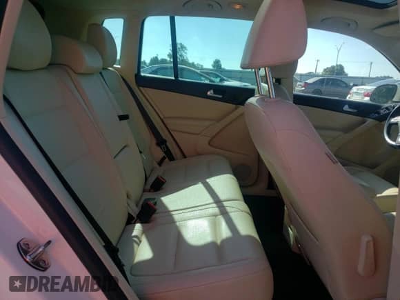 2013 Volkswagen Tiguan SE с VIN WVGAV7AX7DW555195, выставлен на аукционе Copart как лот 61065725 с пробегом 126 911 миль миль и Списание • Salvage title. История ставок и продаж доступна на DreamBid. Изображение 11.