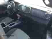 2021 Toyota Tacoma SR z VIN 5TFCZ5AN0MX262902, wystawiony jako IAAI lot #43535009 z przebiegiem 70 926 mil mil oraz . Historia ofert i sprzedaży dostępna na DreamBid. Obrazek 5.