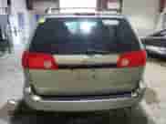 2010 Toyota Sienna CE z VIN 5TDKK4CC4AS315740, wystawiony jako Copart lot #82469755 z przebiegiem 256 689 mil mil oraz Czysty tytuł • Clean title. Historia ofert i sprzedaży dostępna na DreamBid. Obrazek 6.