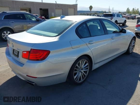 2011 BMW 5 Series 550i z VIN WBAFR9C53BDE81790, wystawiony jako IAAI lot #42666608 z przebiegiem 57 741 mil mil oraz . Historia ofert i sprzedaży dostępna na DreamBid. Obrazek 4.