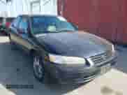 1997 Toyota Camry LE z VIN JT2BF22K9V0070792, wystawiony jako IAAI lot #43374639 z przebiegiem 281 761 mil mil oraz . Historia ofert i sprzedaży dostępna na DreamBid. Obrazek 1.