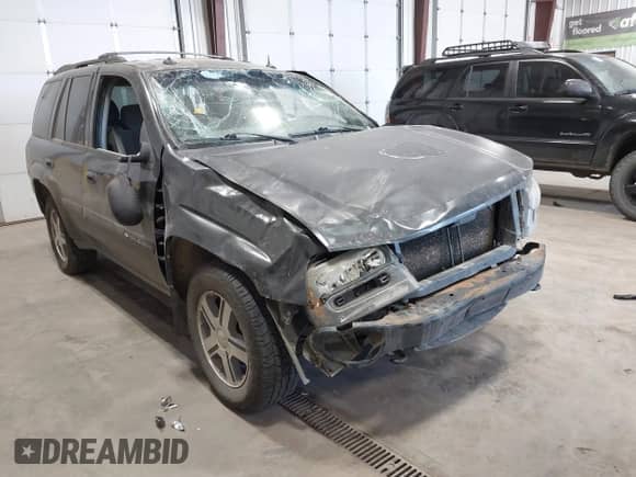 2004 Chevrolet TrailBlazer LS z VIN 1GNDT13S042230148, wystawiony jako IAAI lot #43076531 z przebiegiem Nie podano mil oraz . Historia ofert i sprzedaży dostępna na DreamBid. Obrazek 1.