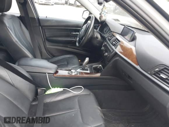 2013 BMW 3 Series 328i xDrive с VIN WBA3B3C50DF541825, выставлен на аукционе IAAI как лот 43031395 с пробегом 148 329 миль миль и . История ставок и продаж доступна на DreamBid. Изображение 5.