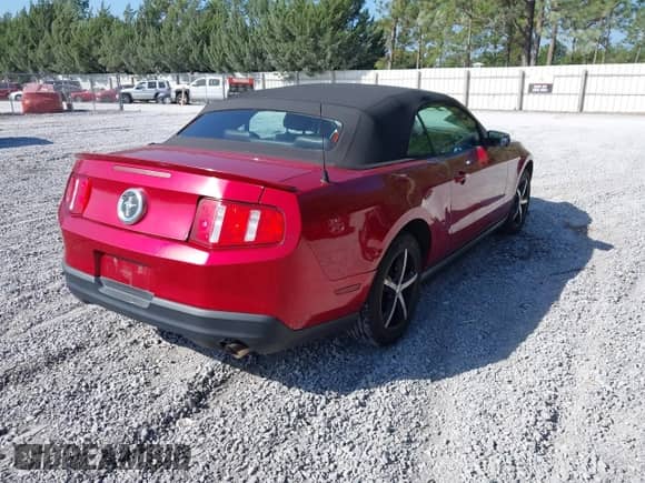 2010 Ford Mustang V6 z VIN 1ZVBP8ENXA5178264, wystawiony jako IAAI lot #43360930 z przebiegiem 167 403 mil mil oraz . Historia ofert i sprzedaży dostępna na DreamBid. Obrazek 4.